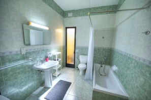 Secador de cabelo, toalhas de banho