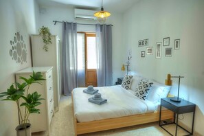 1 habitación, tabla de planchar con plancha, wifi gratis y ropa de cama