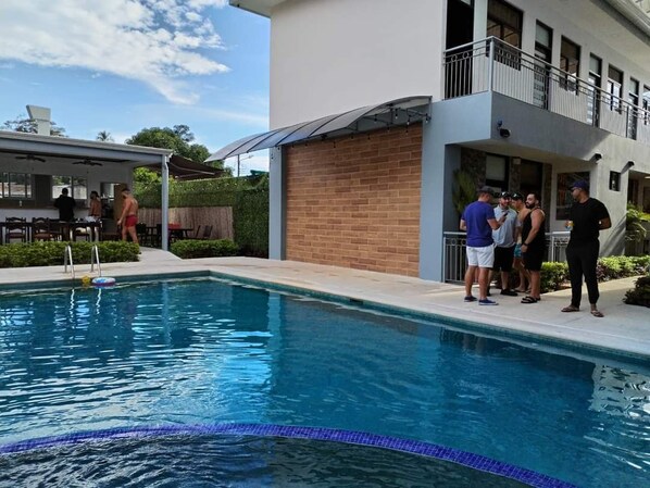 Una piscina al aire libre