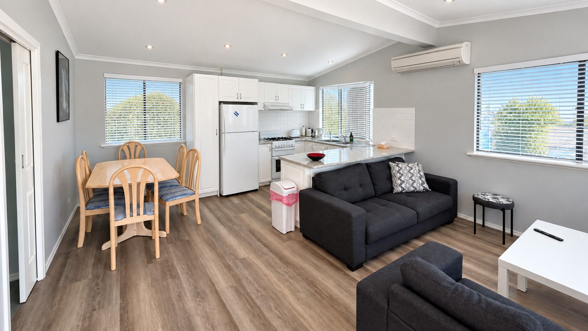 Een modern appartement met een eethoek, keuken en woonruimte.