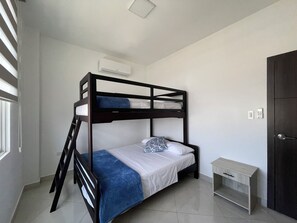 Apartament | Cobrellits, cortines opaques, planxa i posts de planxar i wifi gratuïta