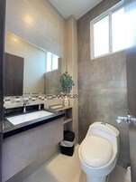 Apartamento | Banheiro | Chuveiro, toalhas de banho, sabonete, papel higiênico