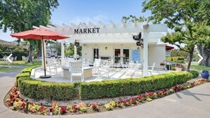 A market with a white pergola, outdoor seating, and a red umbrella. - Renovated! Wine Country Gem, 1 bed/1 bath + Sleeper Sofa, Sleeps 4! (Napa)