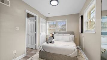 3 bedrooms, iron/ironing board, WiFi, bed sheets