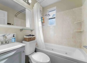 Douche, sĂšche-cheveux, serviettes fournies, savon