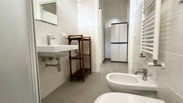 Dusche, Bidet, Handtücher
