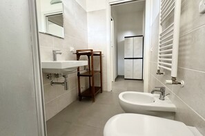Douche, bidet, serviettes fournies