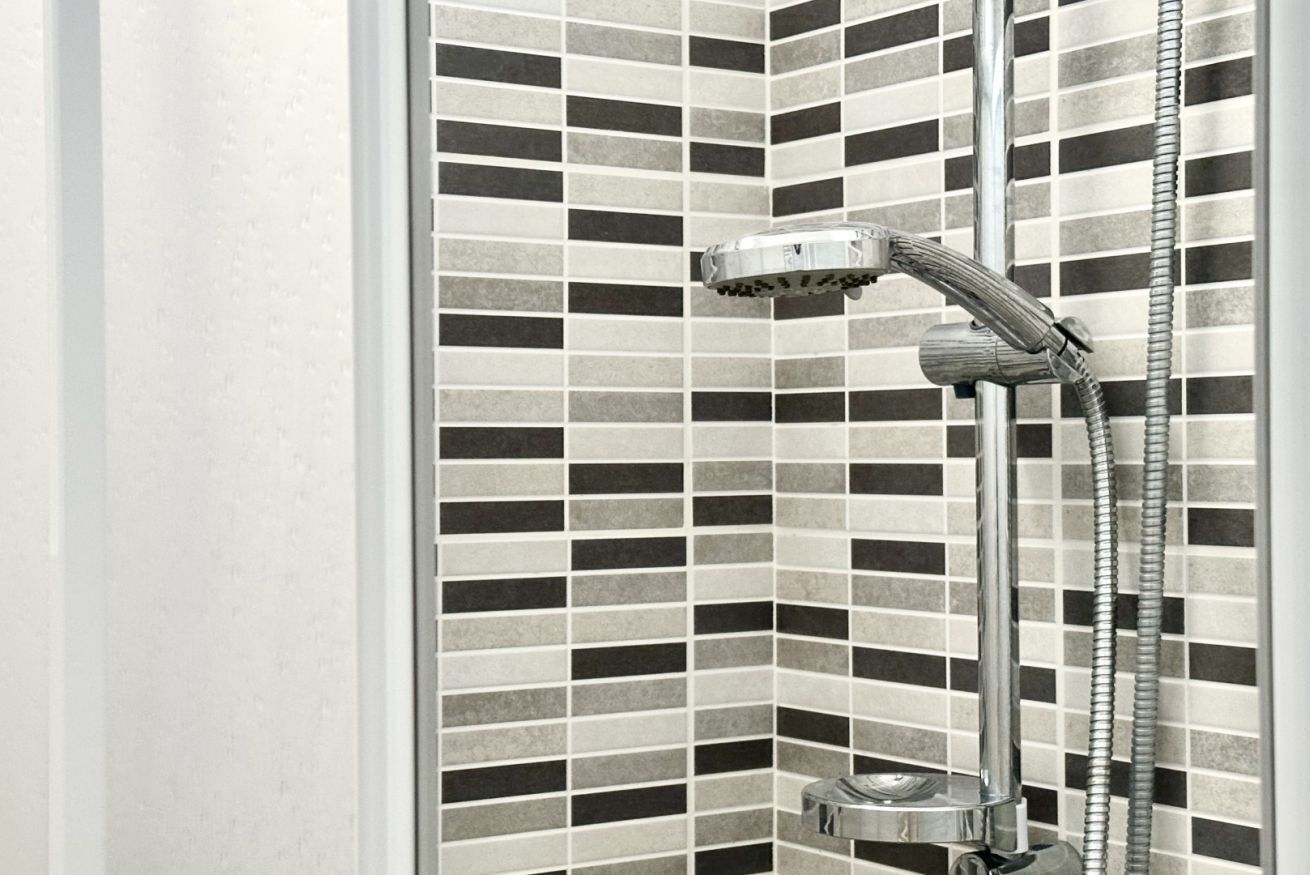 Shower, bidet, towels