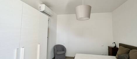 1 bedroom, bed sheets