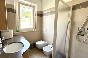 Ducha, bidet, toallas