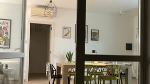 A modern interior with a dining area, a kitchen, and a living space. - S334 - Sirolo, wonderful panoramic three-room apartment (Sirolo)
