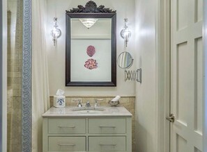 مناشف، صابون، شامبو، ورق حمّام