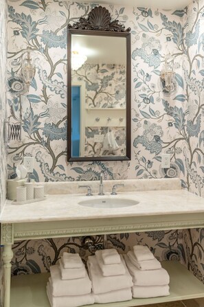 Serviettes fournies, savon, shampoing, papier toilette