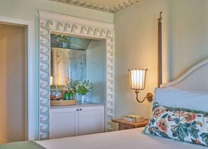 Caja fuerte, tabla de planchar con plancha, wifi gratis y ropa de cama