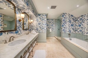 Towels, soap, shampoo, toilet paper - Presidential Suite | Atlantic and Sound Views (Duck)