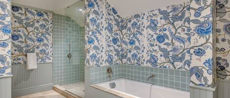 Pyyhkeet, saippua, sampoo, vessapaperi