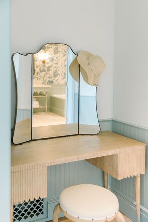 Interior - Lanai Poolside  | Private Firepit and Beach Access (Duck)