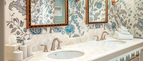 Pyyhkeet, saippua, sampoo, vessapaperi