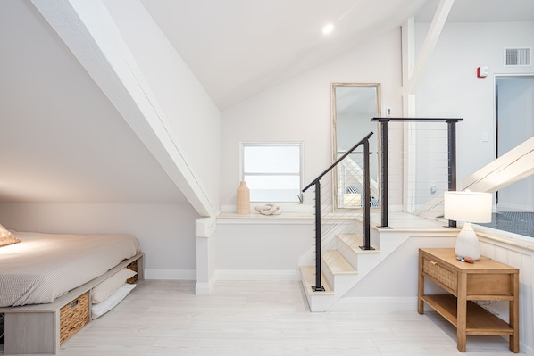 4 bedrooms, desk, WiFi, bed sheets