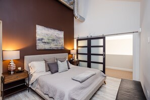 4 室のベッドルーム、デスク、WiFi、ベッドシーツ