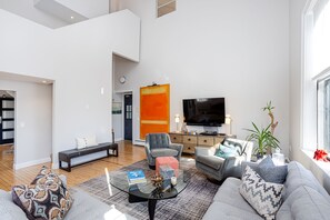 スマートテレビ、暖炉、書庫、ステレオ