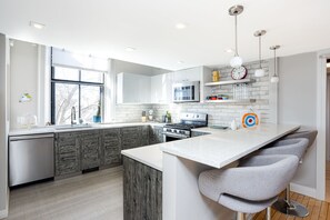 冷蔵庫、電子レンジ、オーブン、コンロ