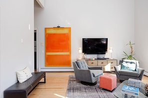 Smart TV, fireplace, books, stereo