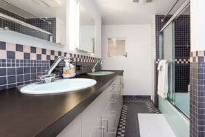 Douche, sĂšche-cheveux, serviettes fournies, savon