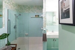 Secador de cabelo, toalhas de banho, sabonete, shampoo