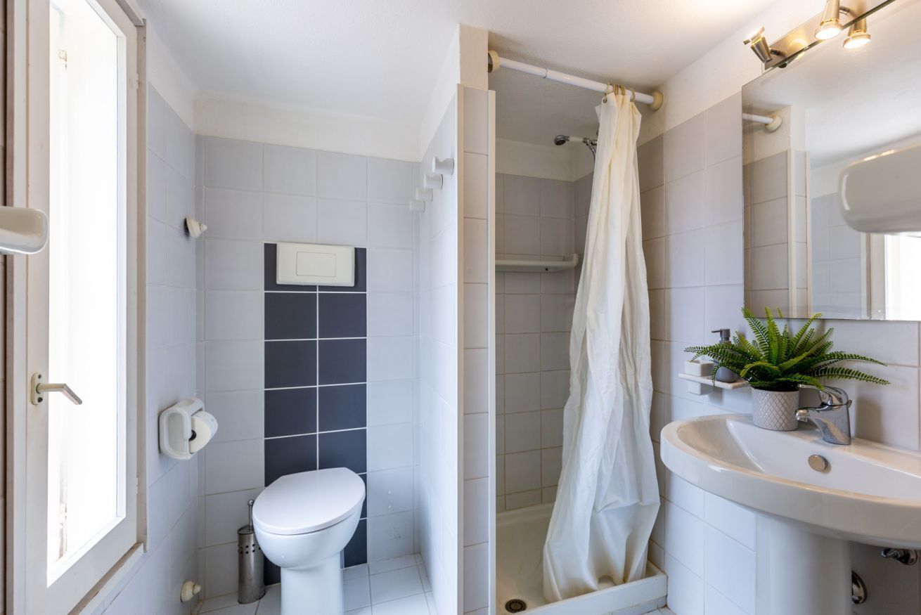 Dusj, hårføner, bidé og håndklær