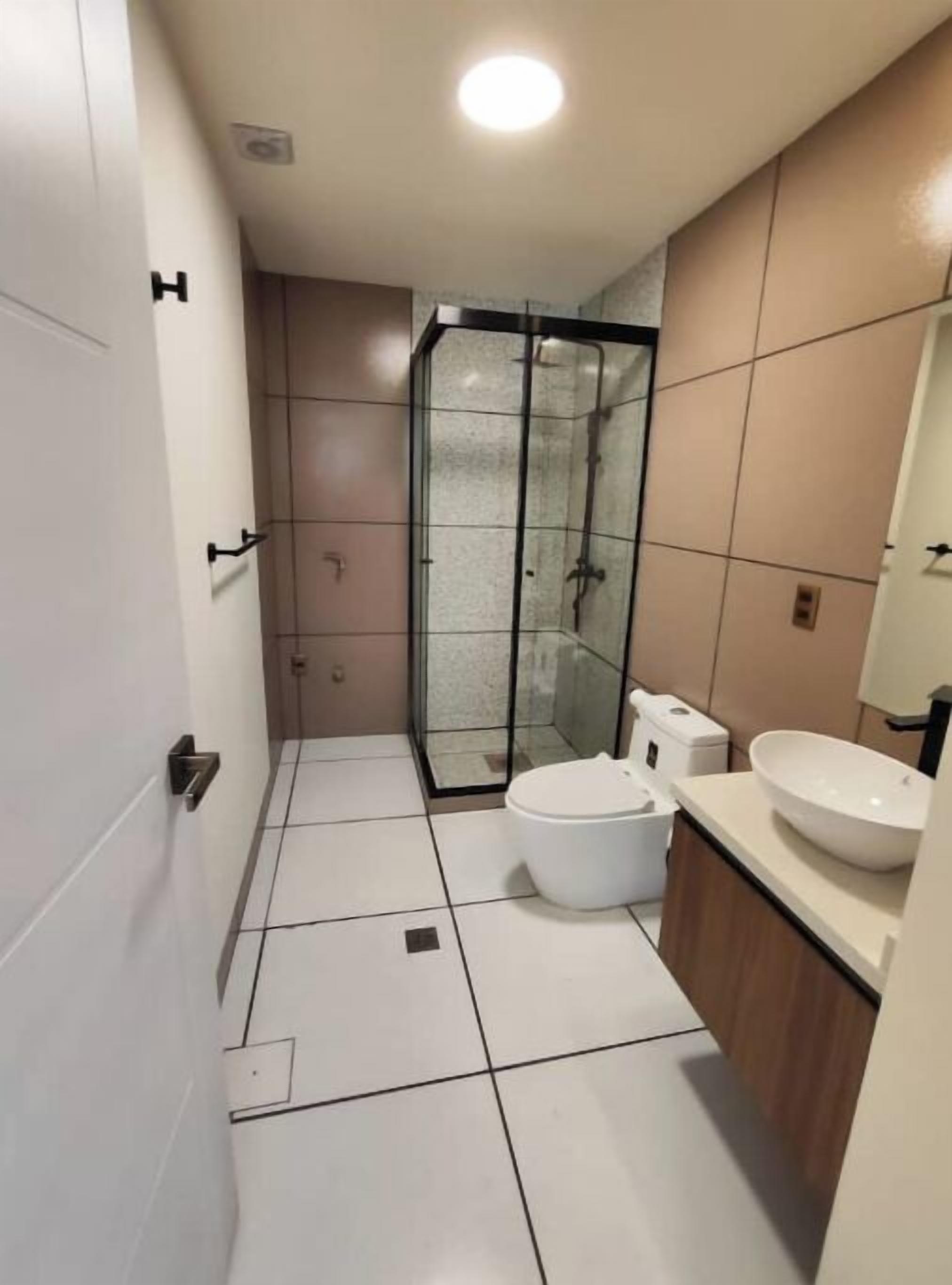 Toallas, jabón, papel de baño 