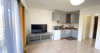 06BQ : Studio close to the beach