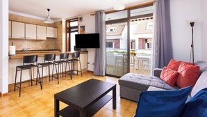 Um apartamento moderno com cozinha, sala de jantar e sala de estar.