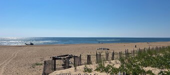 Plum Island Chic Cottage-Steps to Beach!