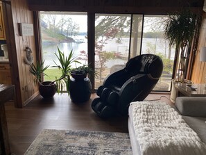 Interior - Elias Lake House on Lake Lanier
Cozy house with panoramic view of the lake. (Gainesville)