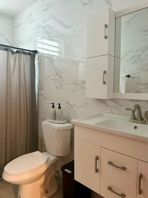 Douche, sèche-cheveux, serviettes fournies, savon