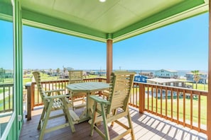 Outdoor dining - Beach Home: 5BR, Sleeps 21, Steps to the Sand! (Surfside Beach)