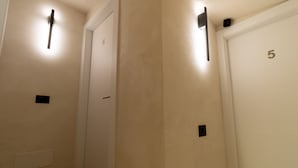Hallway - Urbano Cunabu (Rome)