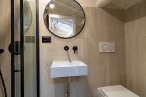 Design Double Room | Bathroom | Shower, rainfall showerhead, hair dryer, towels - Urbano Cunabu (Rome)
