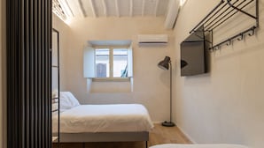 Basic Quadruple Room | Frette Italian sheets, premium bedding, down comforters - Urbano Cunabu (Rome)