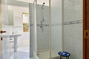 Een douche, een haardroger, een bidet, handdoeken