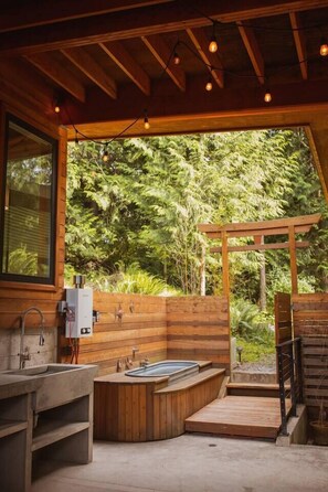 Outdoor spa tub