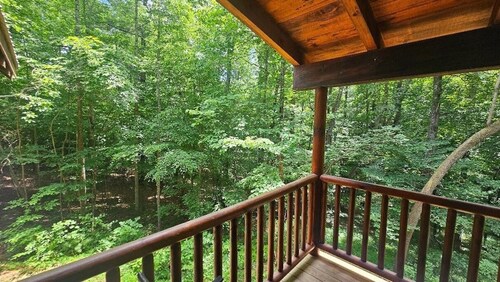 Cozy cabin in a beautiful rustic community w lakes, mountains, wineries & more. 