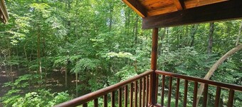 Cozy cabin in a beautiful rustic community w lakes, mountains, wineries & more.