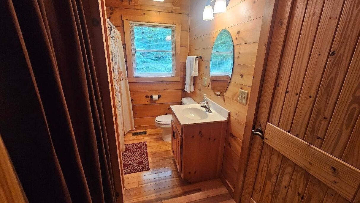 مجففات شعر، مناشف، صابون، ورق حمّام