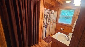 Haartrockner, Handtücher, Seife, Toilettenpapier