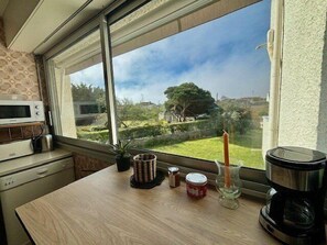 Kjøleskap, oppvaskmaskin og kjøkkenutstyr