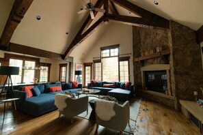 Smart TV, chimenea, libros y oficina 