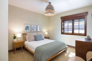 5 bedrooms, desk, iron/ironing board, free WiFi