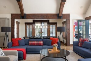 Téléviseur connecté, foyer, livres, bureau